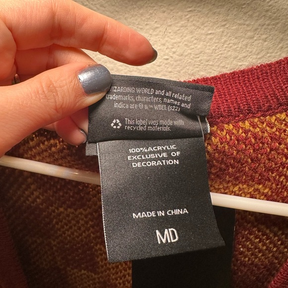 NWT Harry Potter Gryffindor Embroidered Button Up Unisex Cardigan - Picture 7 of 12